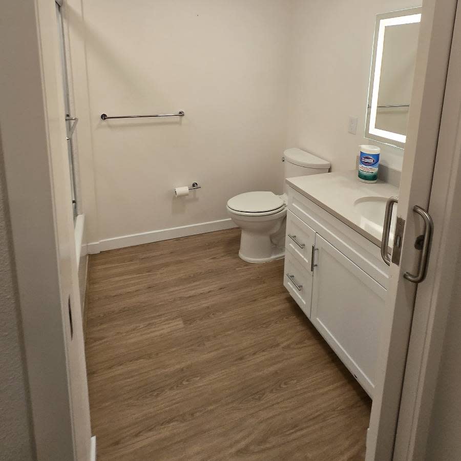Clearing and cleaning a room after a move-out